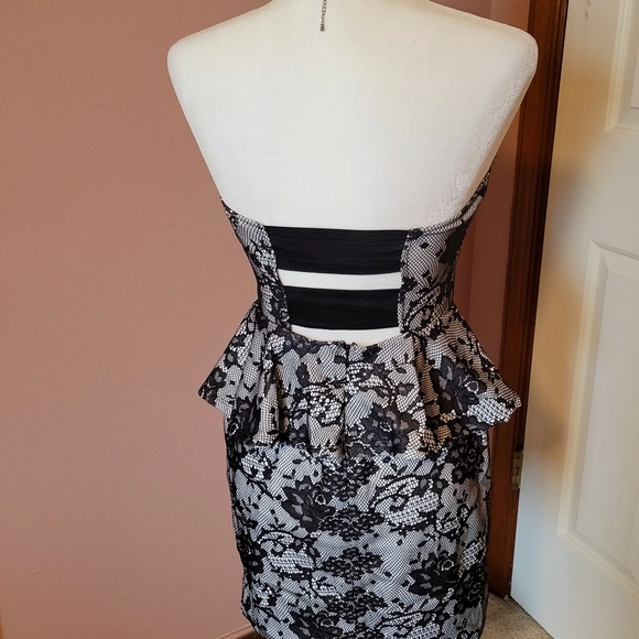 Strapless lace dress - Picture 2 of 3